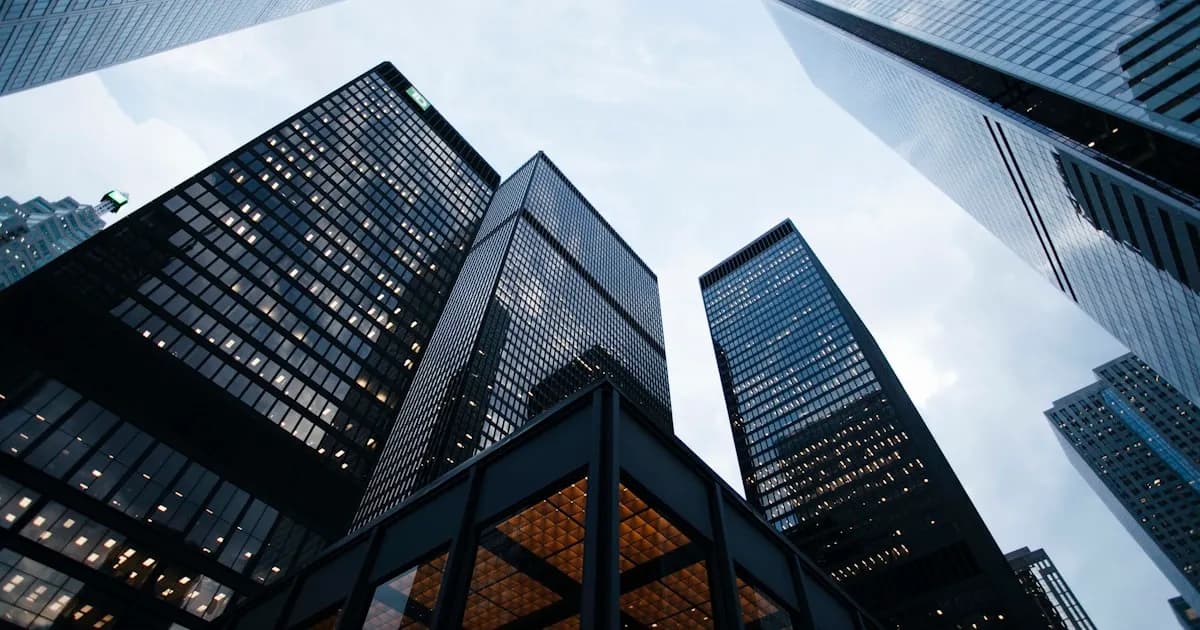 كيف تختار قطاعات الألمنيوم المناسبة لواجهات الزجاج الإنشائي (Structural Glazing)؟