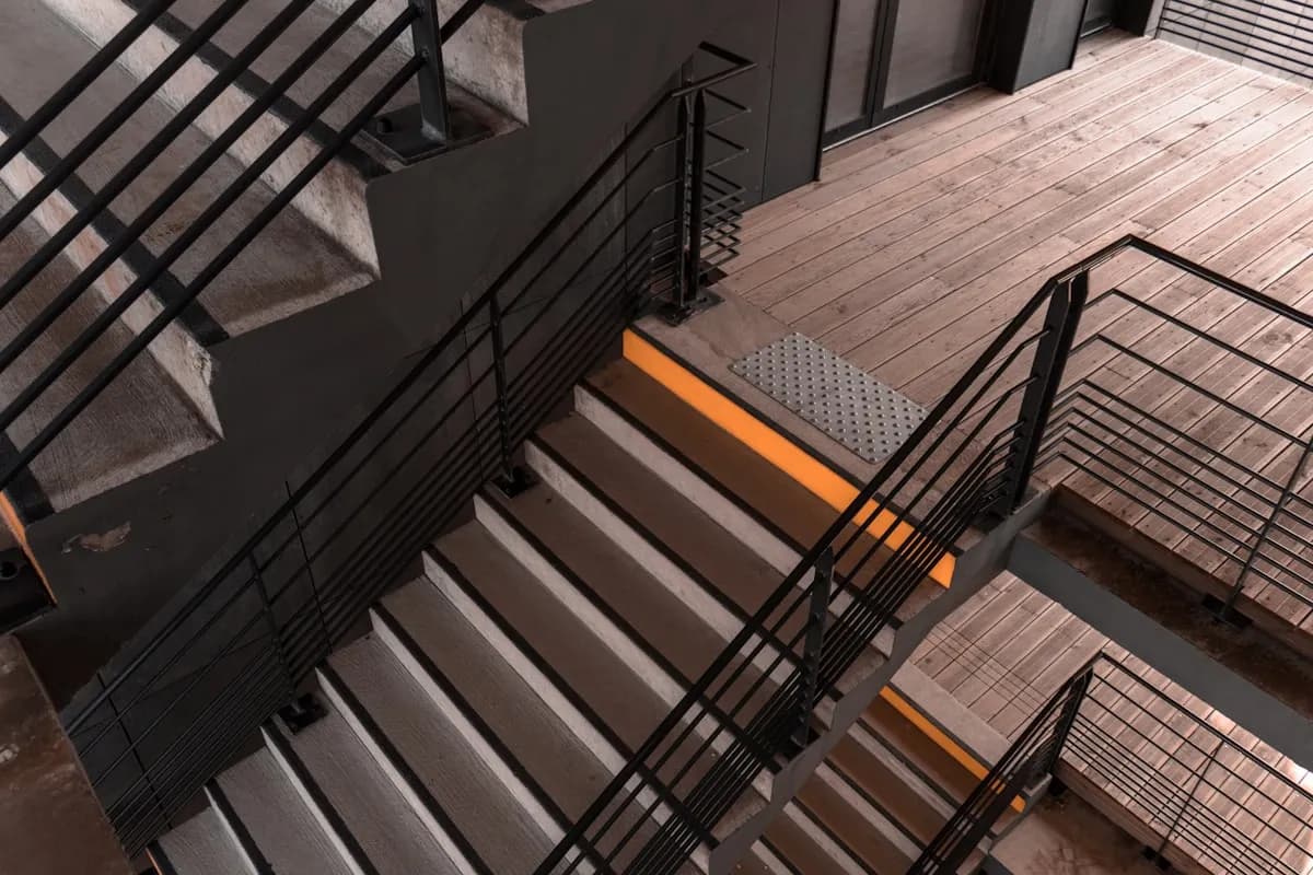 السلالم الحديدية الحديثة: أفكار التصميم والتركيب بالسعودية