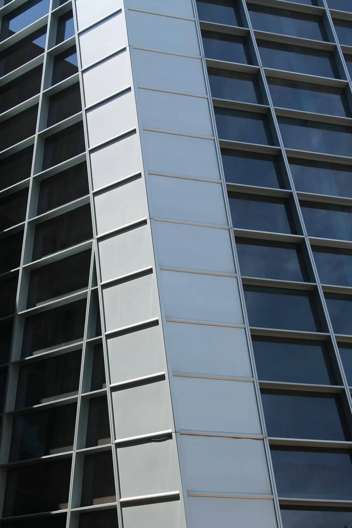 كيف تختار نوع قطاع الألمنيوم المناسب لمشروعك؟ (مقارنة بين السرايا والشتر)