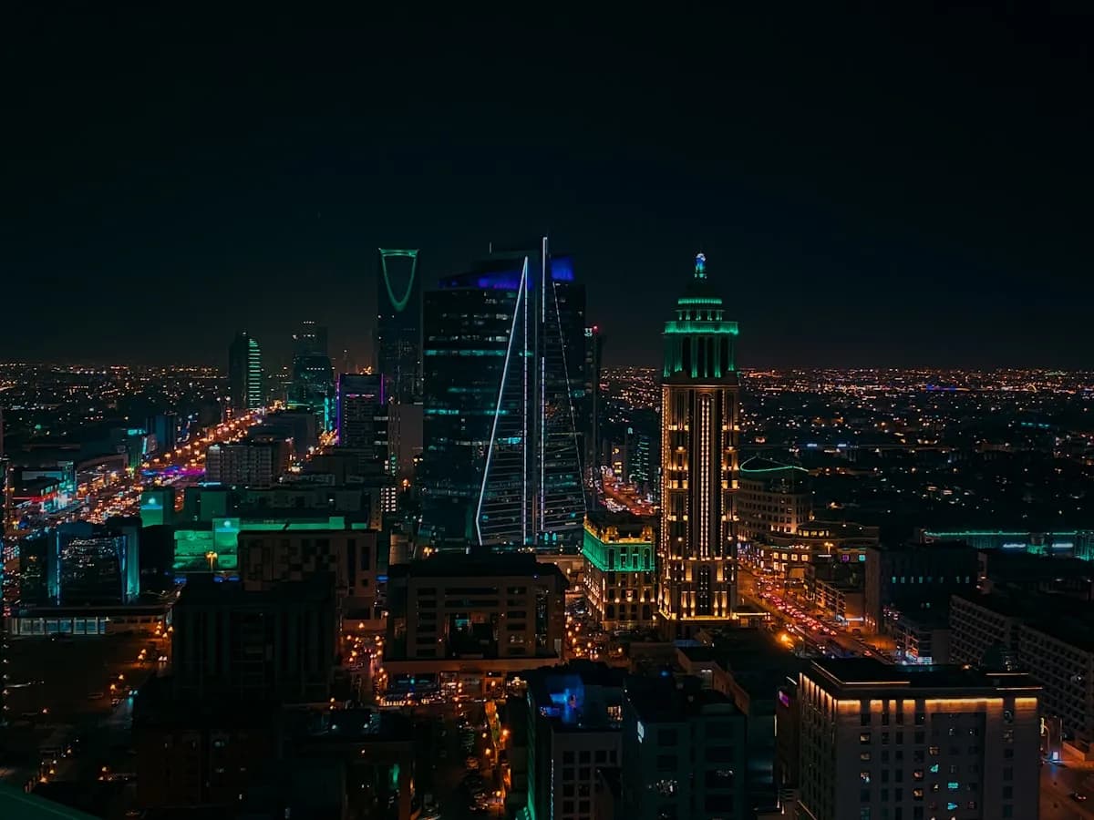 مستقبل "جدران الستائر" (Curtain Walls) في أبراج الرياض: توازن الجمالية وكفاءة الطاقة