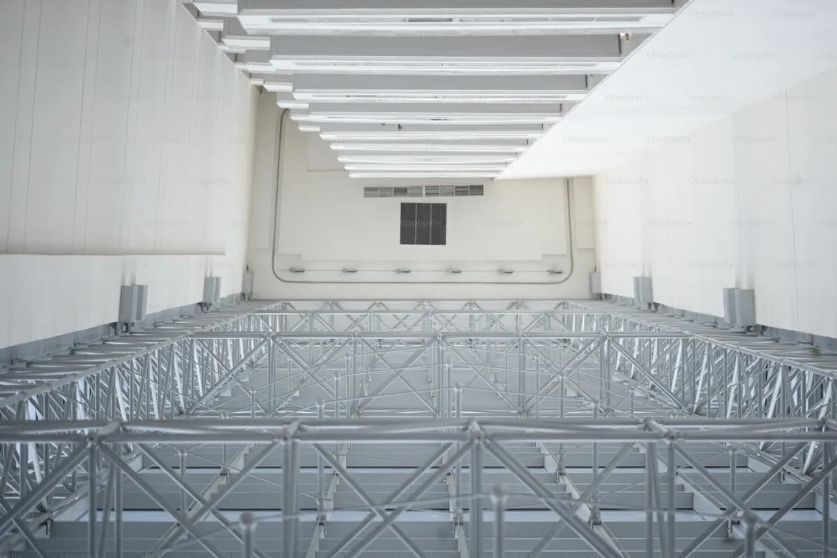 بناء المظلات والهناجر (Warehouses): أسرع طريقة لبناء مستودع تجاري عازل