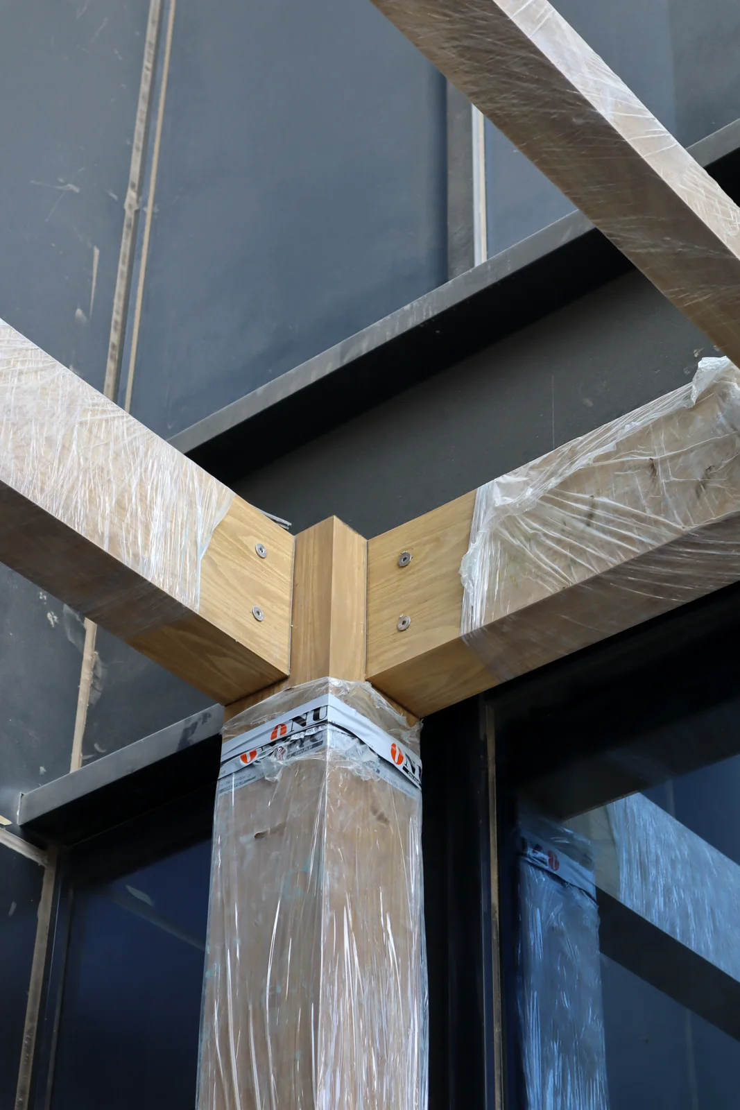 بنك الإمارات الرياض — تنفيذ ماجيكو لواجهة زجاجية كاملة بزجاج دبل سيكوريت Laminated Low-E مع Spider Glass للمدخل الرئيسي