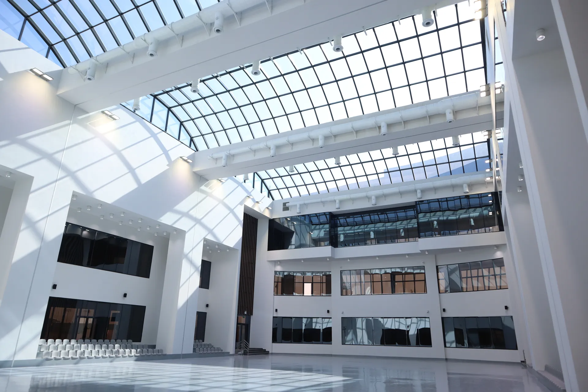 أكاديمية مهد الرياضية بالرياض — تنفيذ ماجيكو لواجهات Curtain Wall زجاجية وهياكل معدنية لمداخل المنشأة الرياضية، 2024