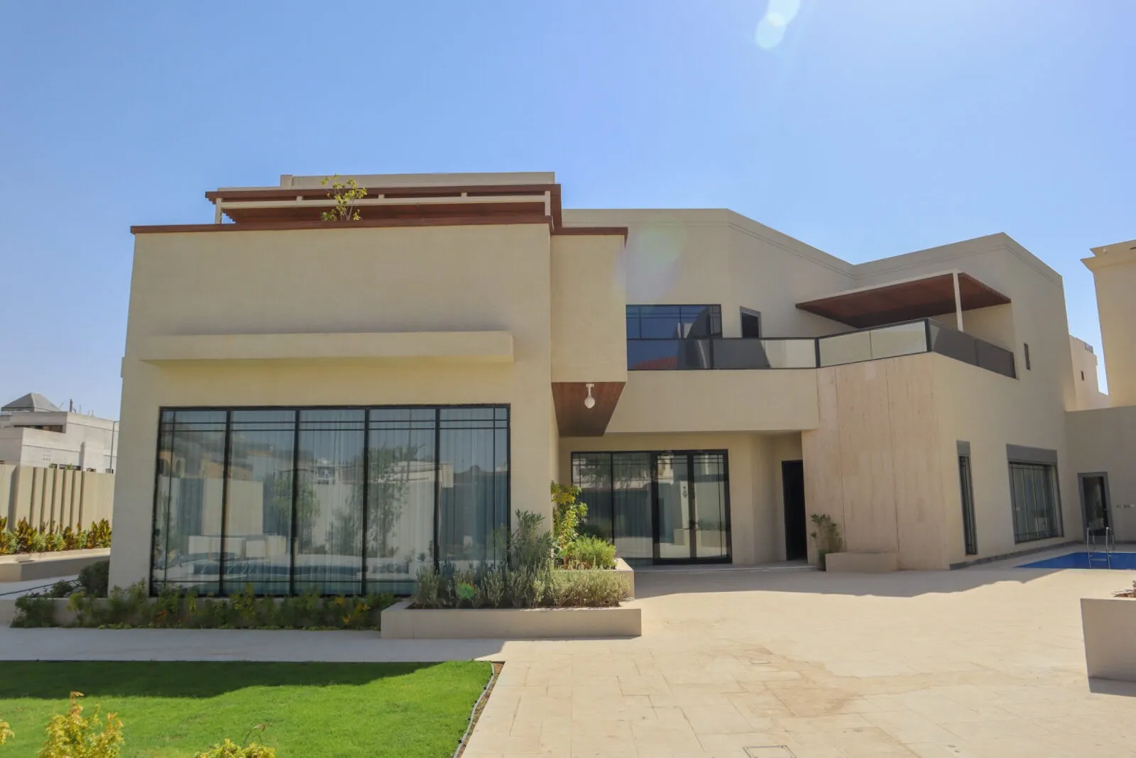 مجموعة فلل شمال الرياض 2023 — تنفيذ ماجيكو لشبابيك ألمنيوم AluK SC156 ثيرمال بريك مع زجاج Low-E دبل جلاس