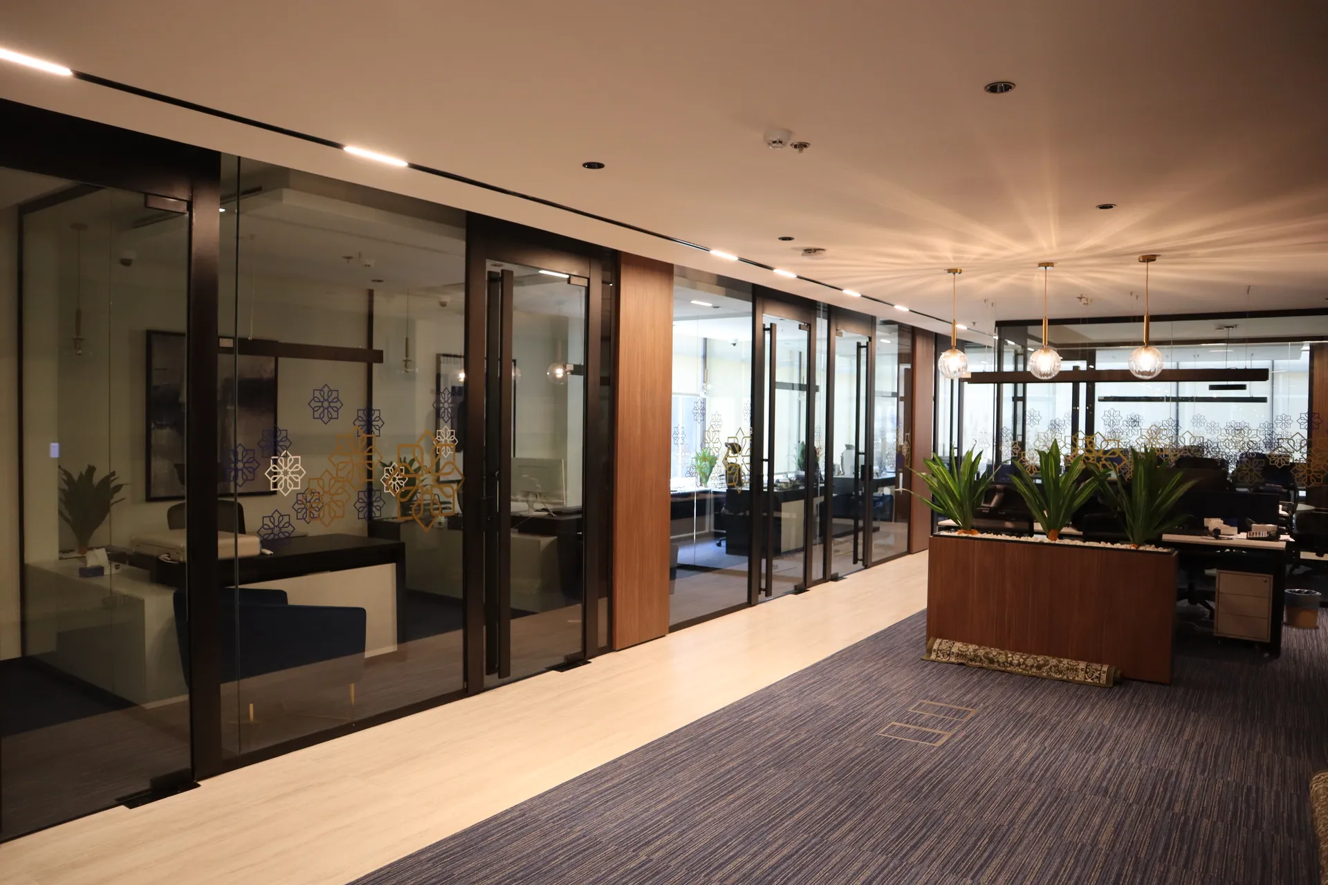 مكتب واثق كابيتال بالرياض من تنفيذ ماجيكو بواجهة Stick Curtain Wall AluK 67IW بمساحة 1800 متر مربع وارتفاع 6 طوابق